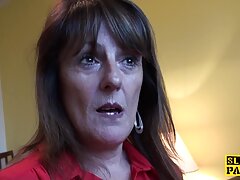 Cutie in il film porno uomini vecchi cucina opens lei gambe a strofinare lei grumi